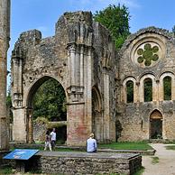 Toeristen bezoeken de ruïnes van de Abdij Notre-Dame d'Orval, een cisterciënzerabdij in de Ardennen, België
